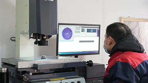 Со остар вид и прецизно водство, ние цврсто ја воспоставуваме квалитетната одбранбена линија за калапи.